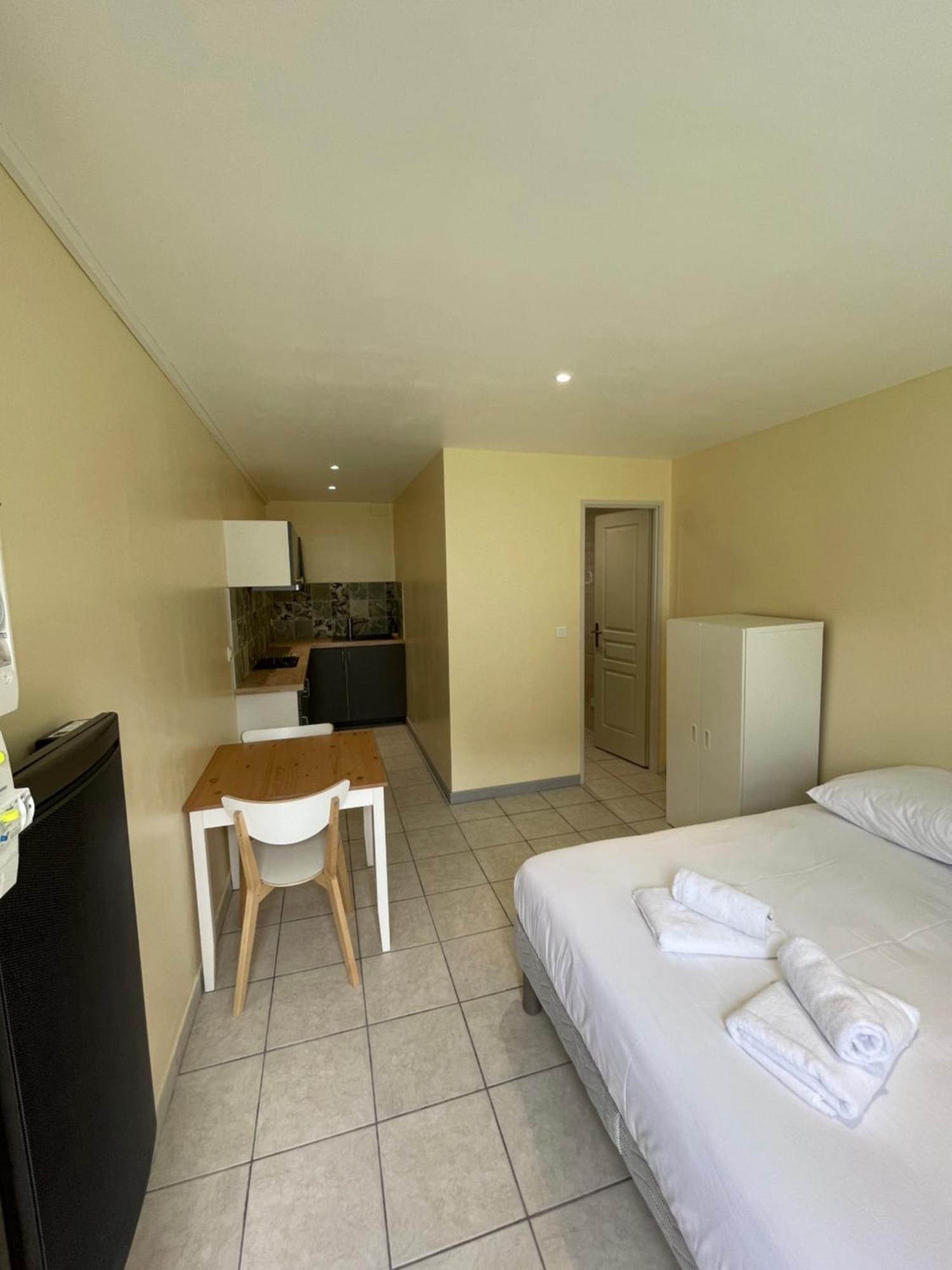 Appartement Ou Studio En Hyper Centre, Pour La Plage Et La Rue Pietonne Il Suffit De Traverser La Rue , Voir La Photo Principale Andernos-les-Bains Exterior foto