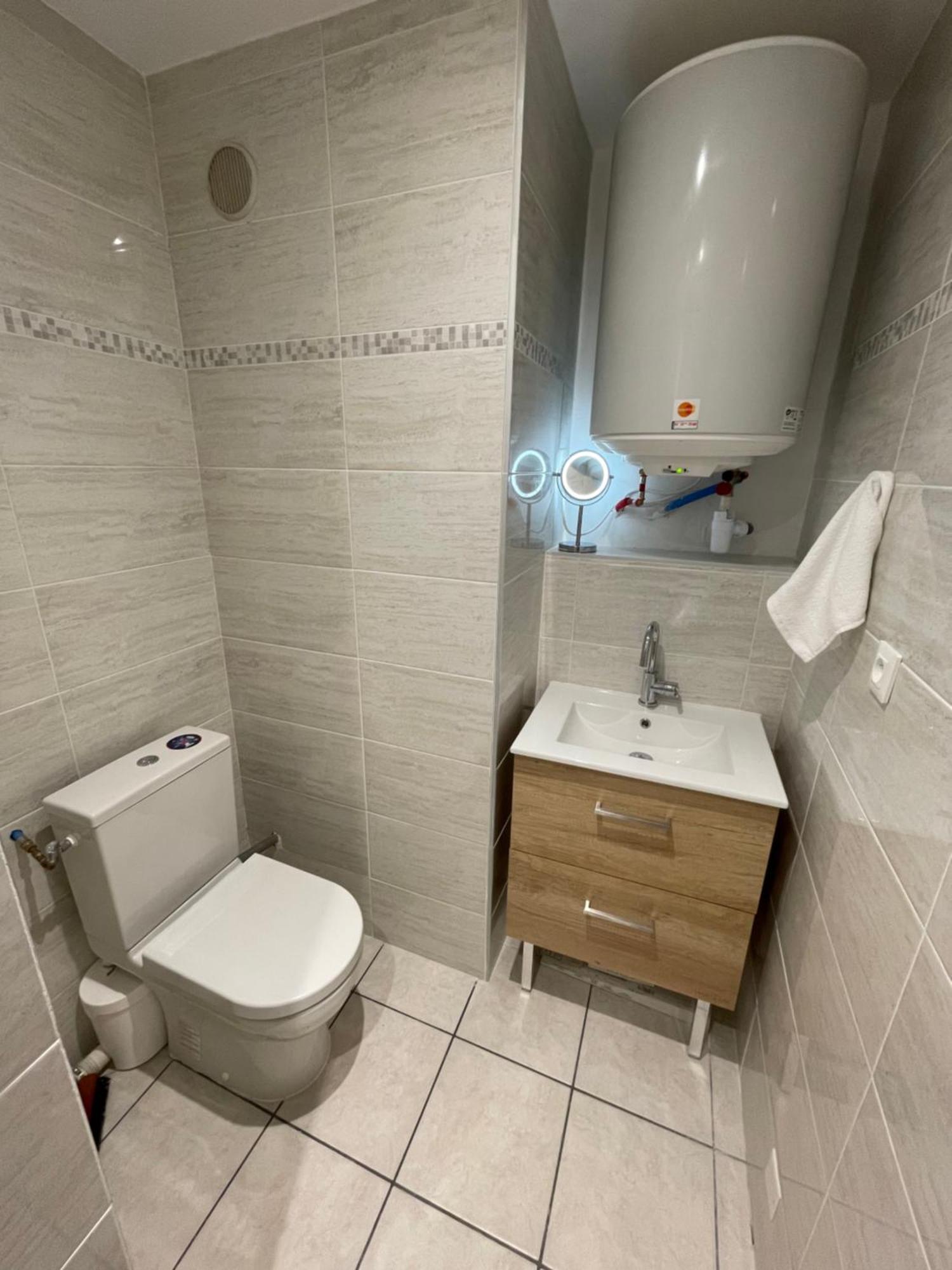 Appartement Ou Studio En Hyper Centre, Pour La Plage Et La Rue Pietonne Il Suffit De Traverser La Rue , Voir La Photo Principale Andernos-les-Bains Exterior foto